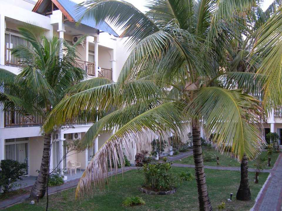 Gartenanlage unterhalb des Pools Le Peninsula Bay Beach Resort & Spa