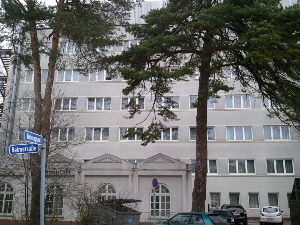 Von der Landseite unten der Poolbereich von außen Strandhotel Ahlbeck