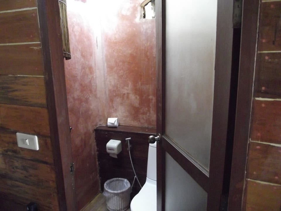Toilette im Bungalow BF06 Hotel Thapwarin Resort