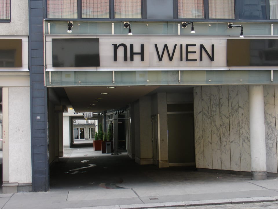Entrance thru Lindengasse via parking garage NH Wien City