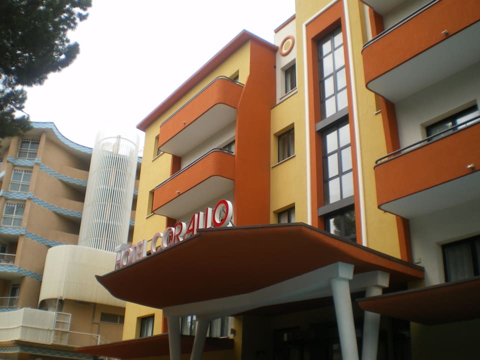 Das Hotel von vorne, nicht die Meerseite Hotel Corallo Rimini