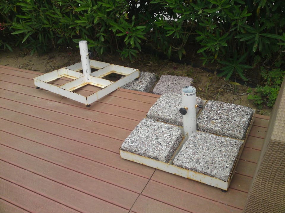 Sonnenschirmständer an der Poolbar Sandy Beach Resort