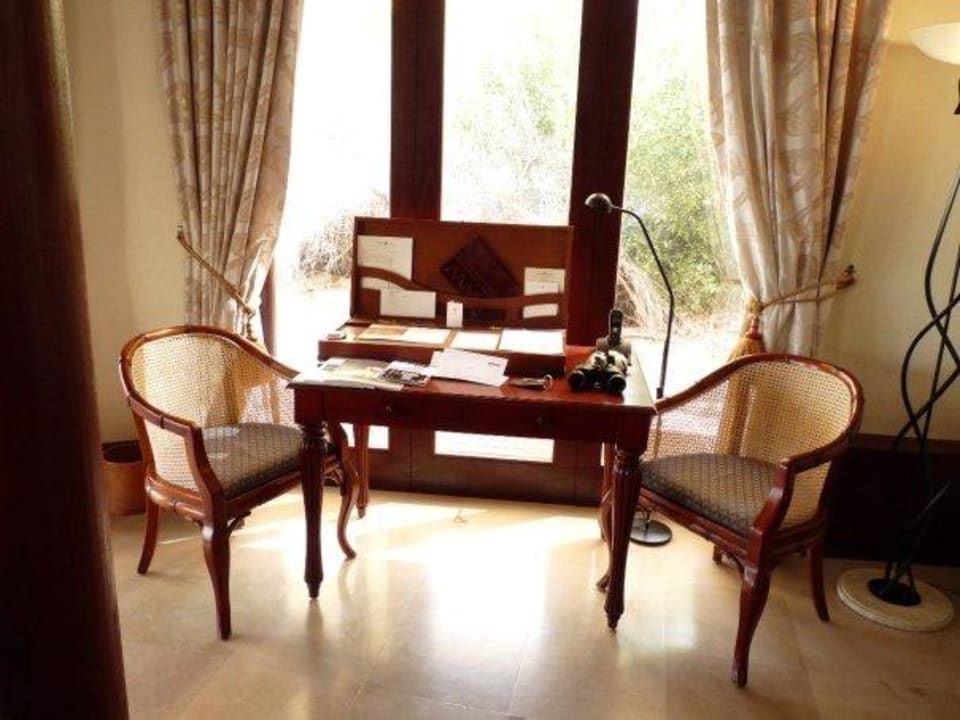 Schreibtisch mit Tel. und W-Lan usw. Al Maha, A Luxury Collection Desert Resort & Spa