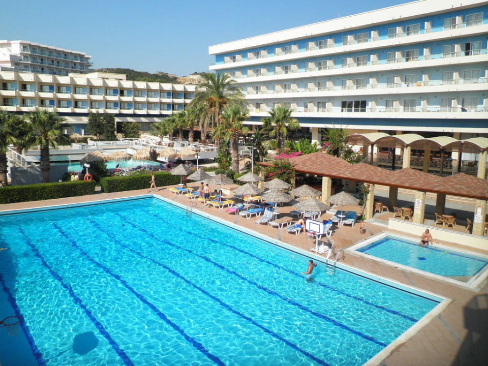 Hotelansicht mit Poolanlage Blue Sea Beach Resort
