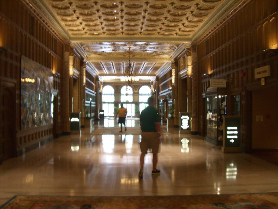 Durchgang Hotel Millenium Biltmore