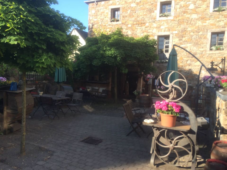 Terrasse vom Restaurant Eifel-Hotel Historische Wassermühle