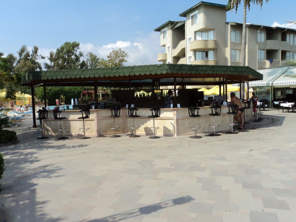 Poolbar und Hotelflügel Senza Sunset Beach Hotel