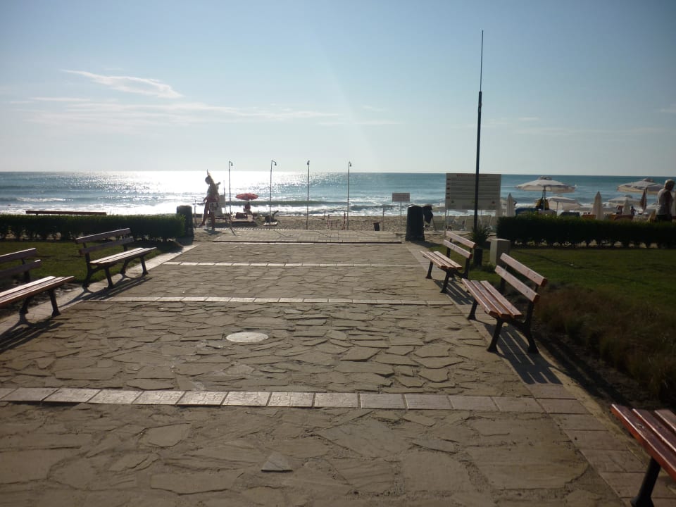 Man "fällt" förmlich aus dem Hotel auf den Strand Sol Luna Bay