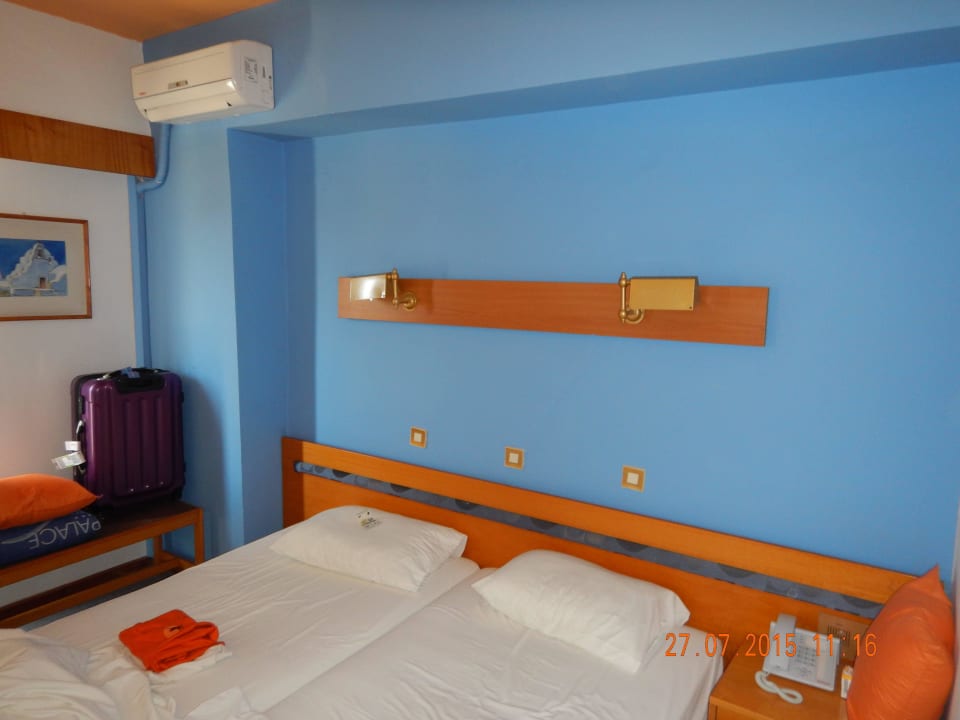 Alter Putz mit neuer Farbe und Mini Klimaanlage Irene Palace Beach Resort Club alltoura