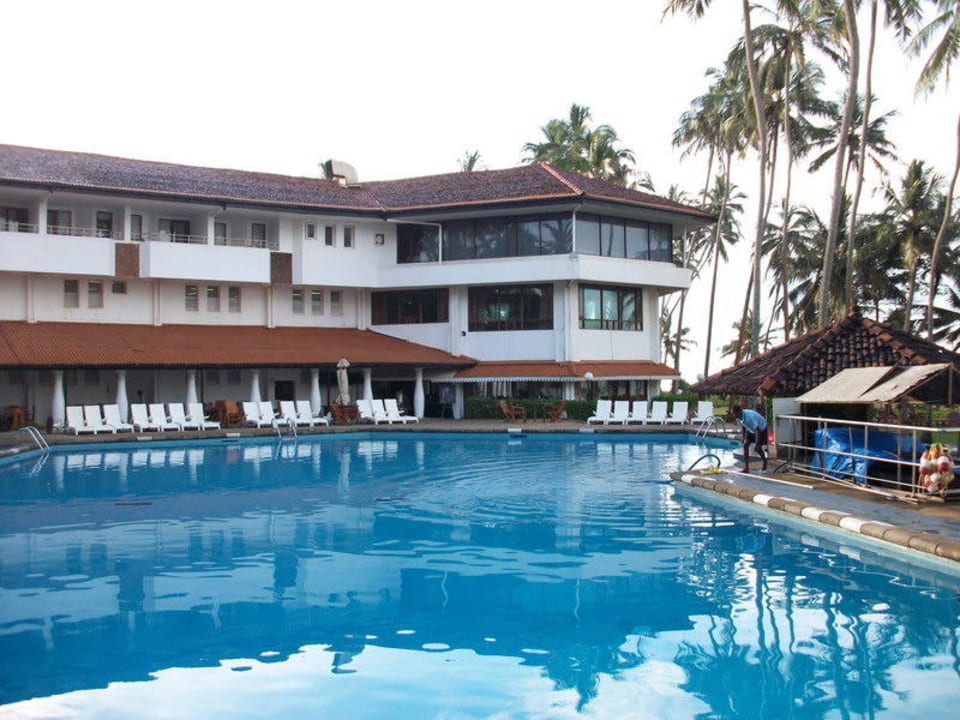 Pool mit Blick zum Restaurant Tangerine Beach Hotel
