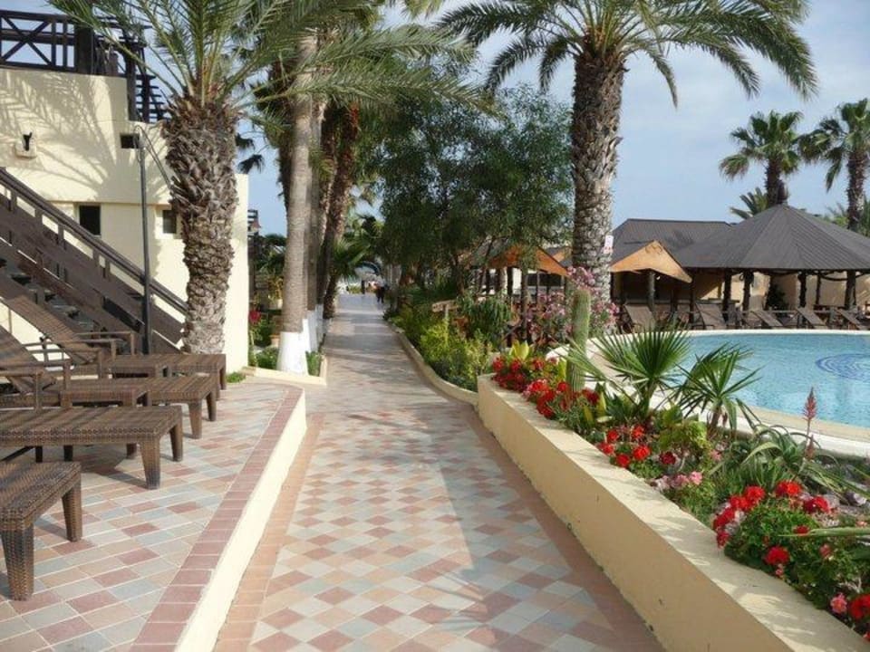 Der Weg zum Strand Hotel Paradis Palace