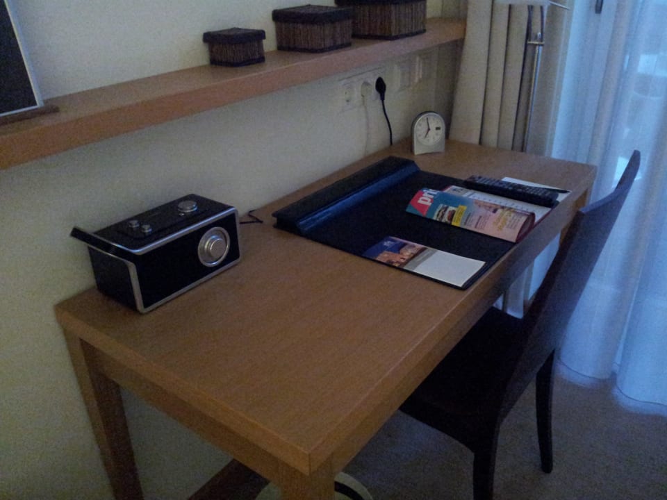 Schreibtisch mit Radio Hotel Brandenburger Tor Potsdam