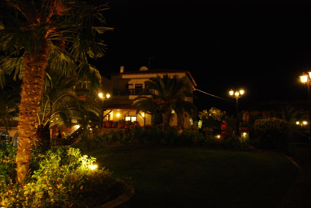 Garten bei Nacht Blue Dolphin Resort Hotel