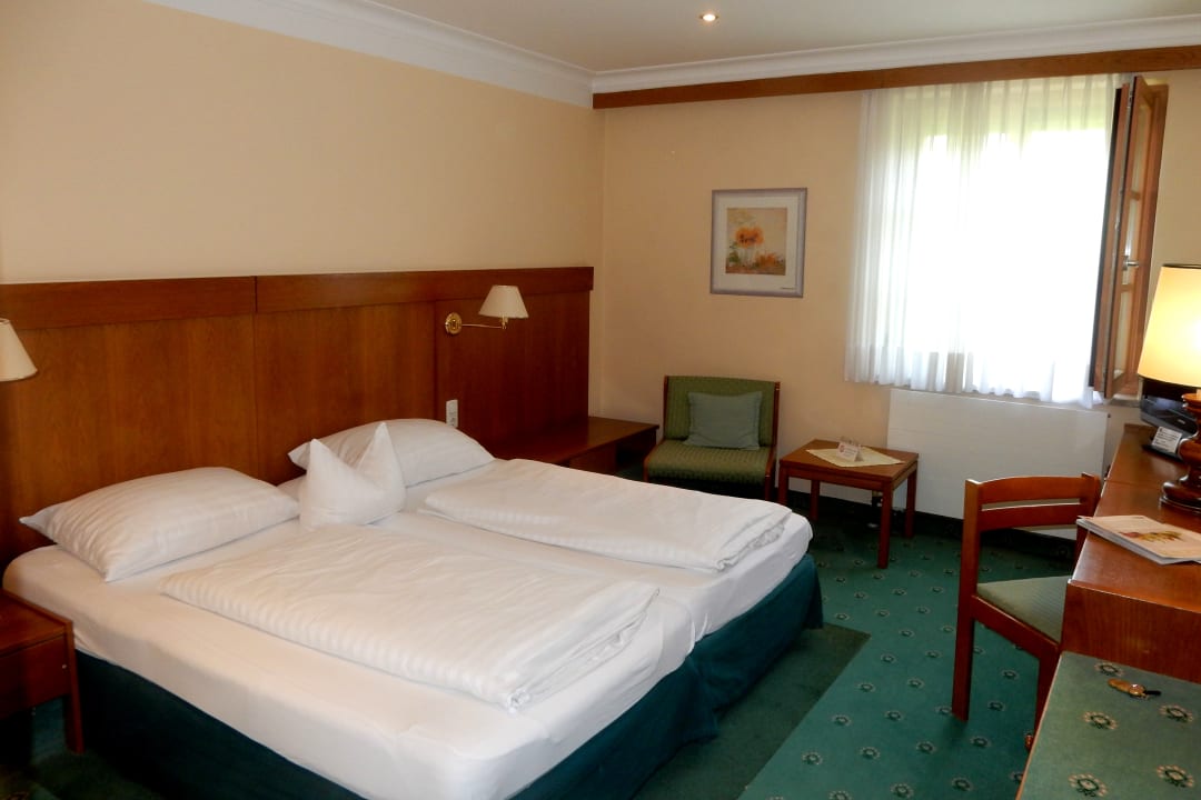 schönes geräumiges Zimmer Symposion Landhotel Forsthof