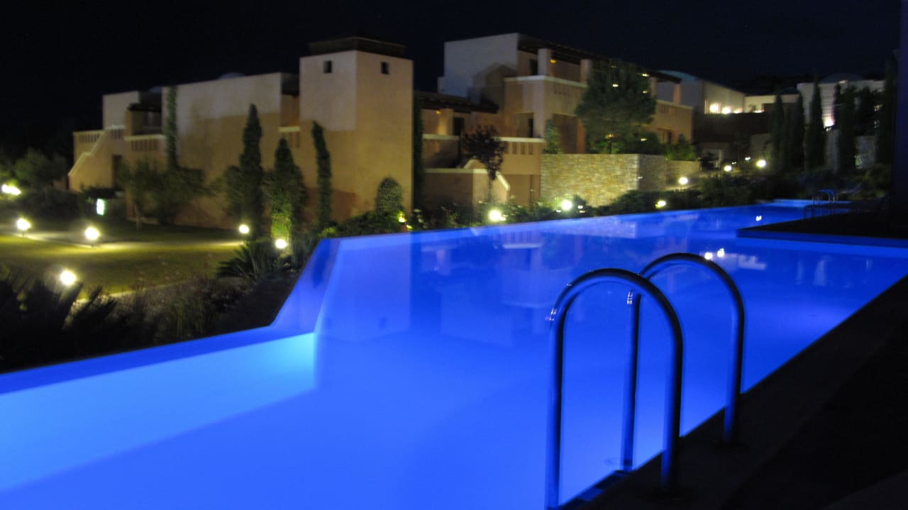 Pool in der Nacht Atlantica Belvedere Resort