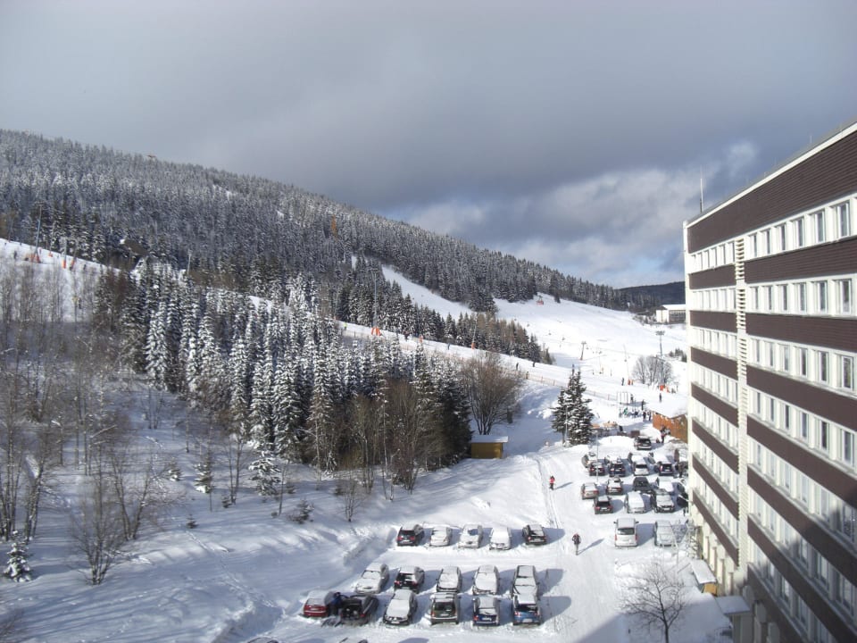 Blick aus dem Zimmer zum Skihang AHORN Hotel Am Fichtelberg