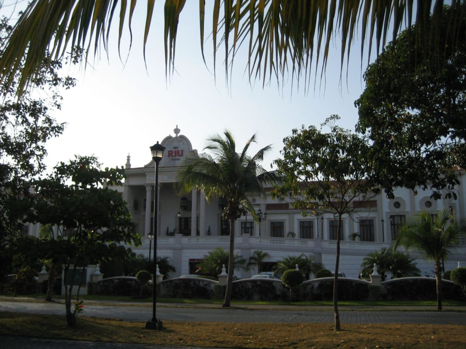 Vorderansicht Hotel früh am Morgen Hotel Riu Palace Riviera Maya