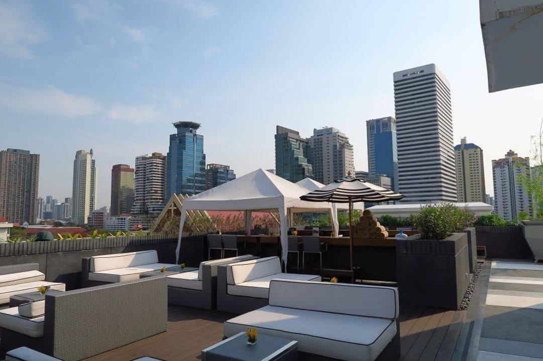Dachterrasse mit Liegen Mövenpick Hotel Sukhumvit 15 Bangkok