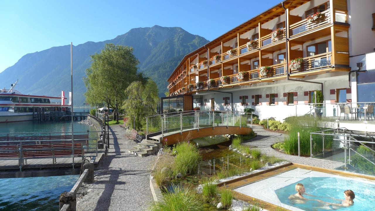 Garten mit Whirlpool aja Fürstenhaus am Achensee