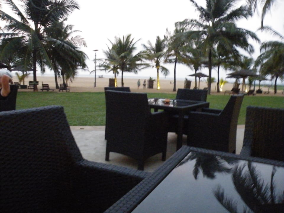 Frühstücksterrasse mit Blick aufs Meer Goldi Sands Hotel