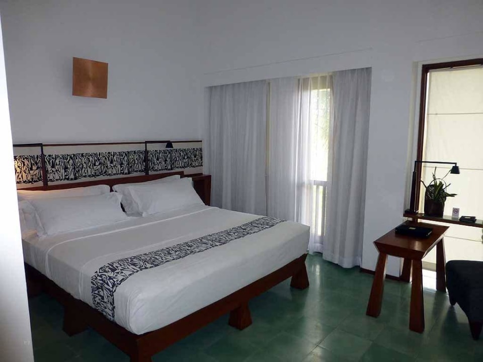 Zimmer 302 mit Design-Schreibtisch Maya Ubud Resort & Spa Bali