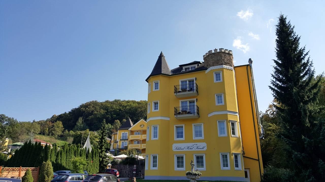 Blick vom Parkplatz aufs Schlössl Schlössl Hotel Kindl