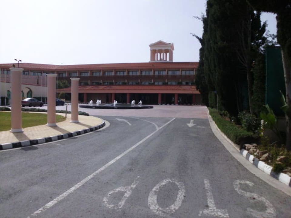 Zufahrt zum Hotel Olympic Lagoon Resort Paphos