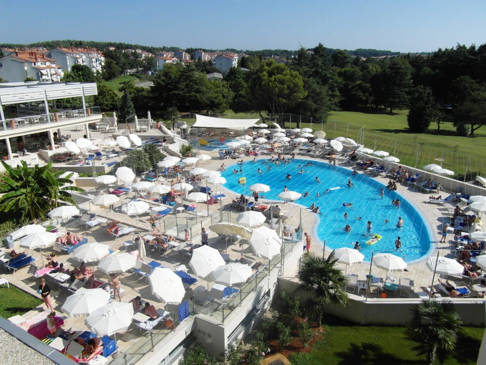 Blick auf Poolanlage und Restarant-Terrasse Valamar Parentino Hotel