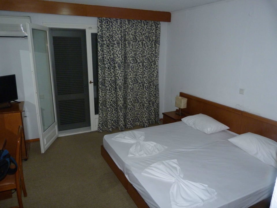 Doppelbett und Zugang zum Balkon Ammon Zeus Luxury Beach Hotel