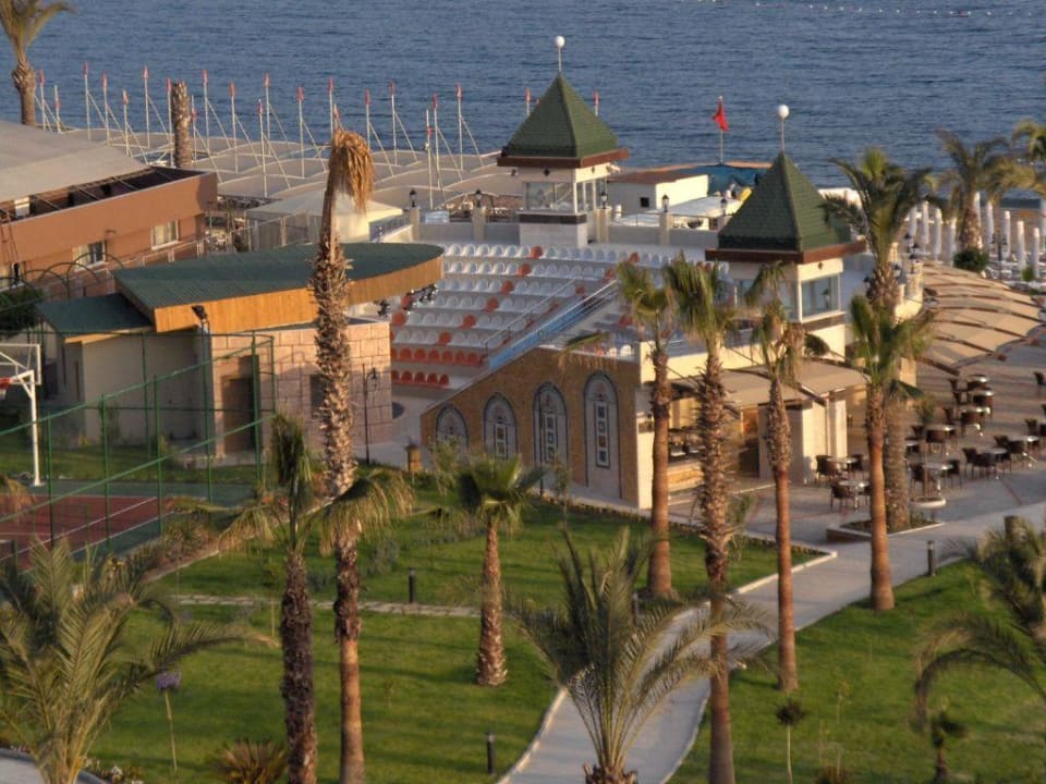 Amphietheater mit Strandbar Saphir Resort & Spa