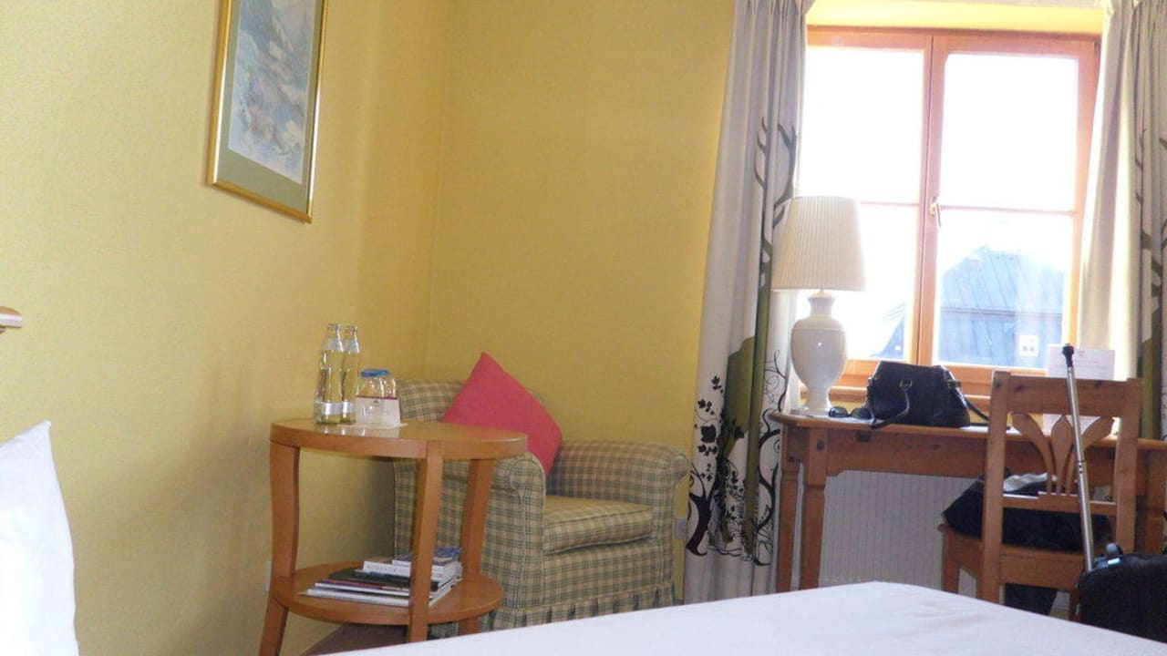 Zimmer / Blick vom Bett zu Schreibtisch & Fenster Romantik Spa Hotel Elixhauser Wirt