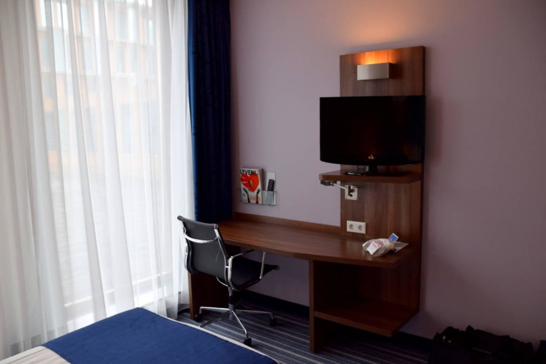 Schreibtisch und TV Hotel Holiday Inn Express Utrecht-Papendorp