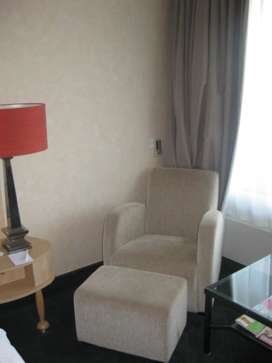 Kleine Sitzgelegenheit im Zimmer Leonardo Royal Hotel Den Haag Promenade