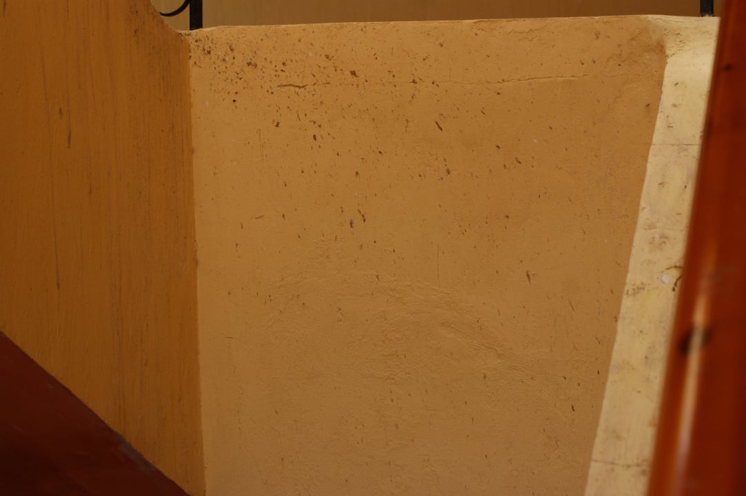 Verdreckter Aufgang Malikia Resort Abu Dabbab