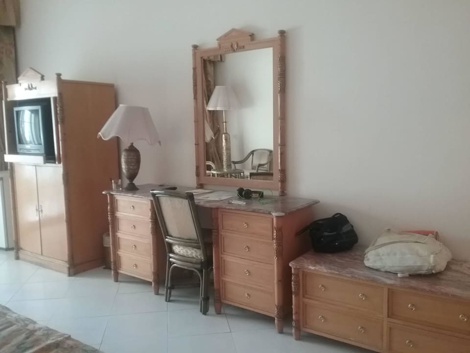 Unser Zimmer mit Kühlschrank, TV und viel Stauraum The Grand Hotel Hurghada