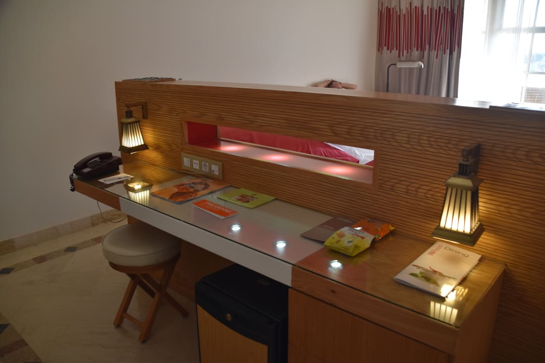 Kleiner Schreibtisch mit Kühlschrank Mövenpick Resort & Spa El Gouna