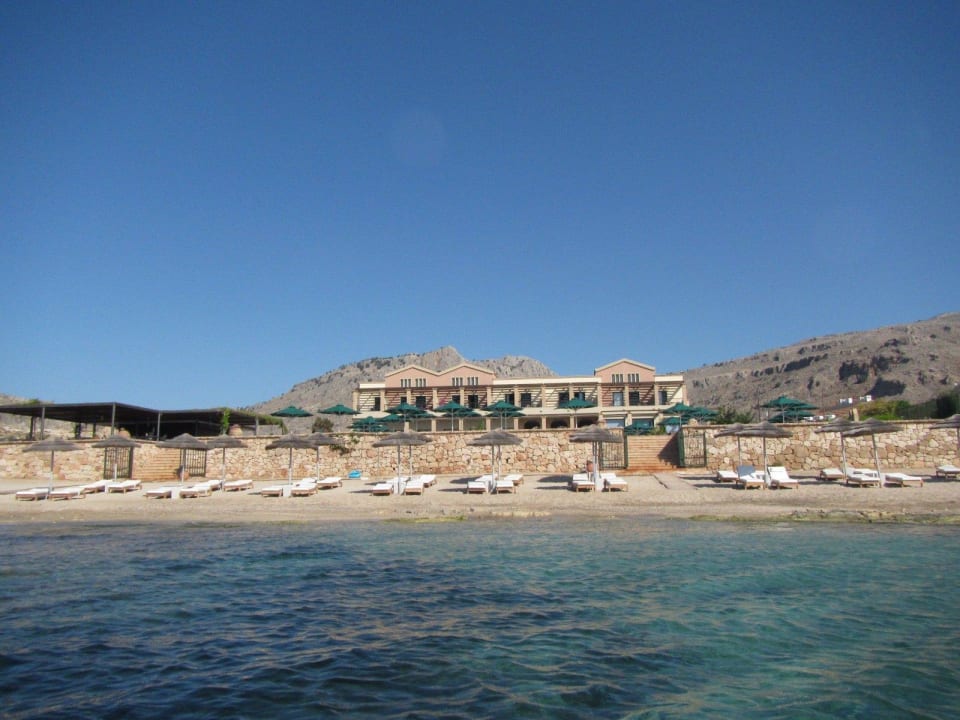 Blick vom Wasser zum Hotel Lindian Dream Seaside Resort