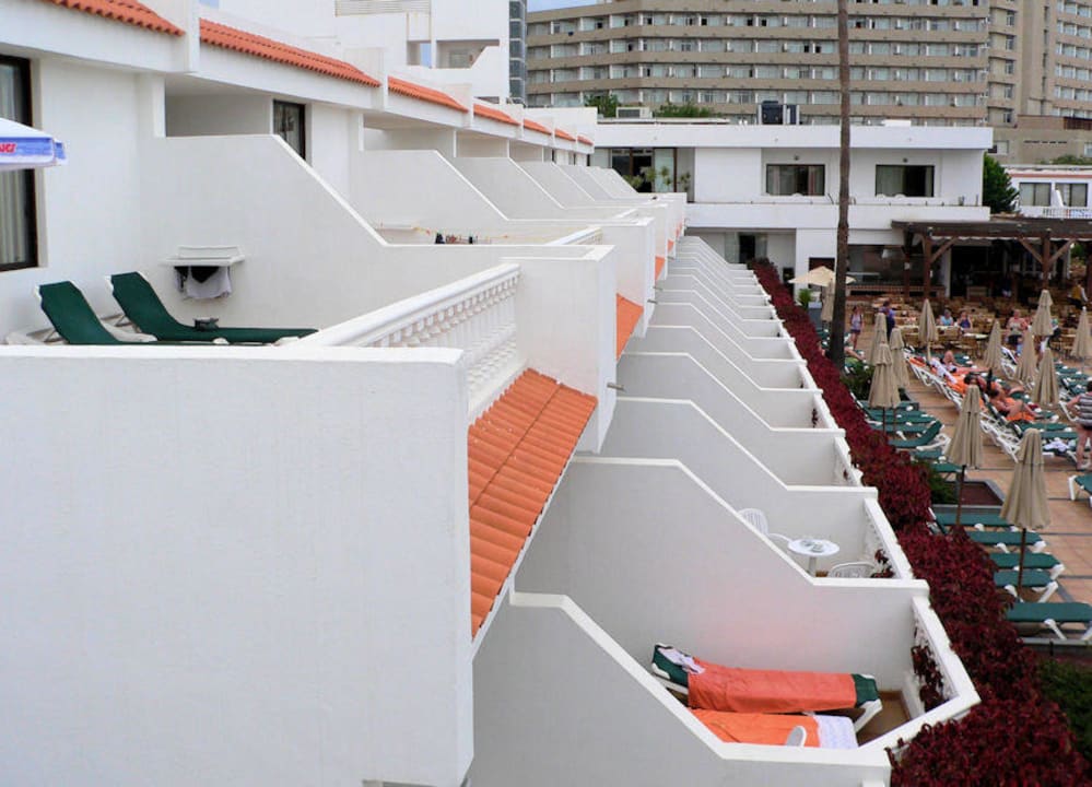 Blick über die Balkone eines seitlichen Gebäudes allsun Hotel Los Hibiscos