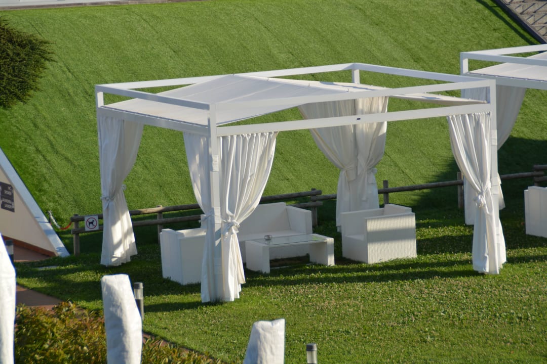 Schattiger Platz in direkter Poolnähe Domino Suite Hotel