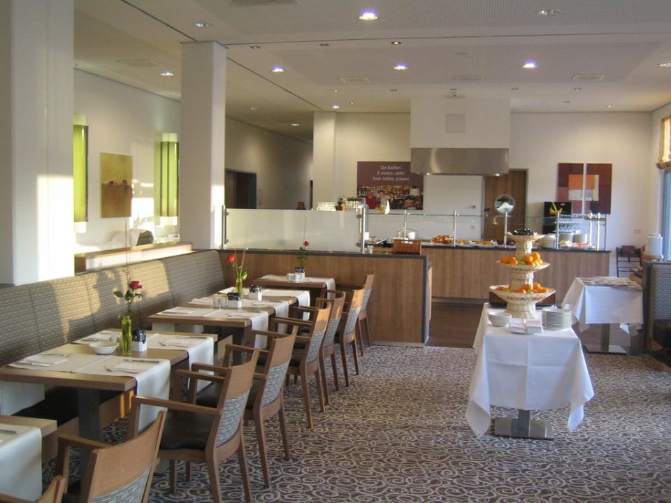 Frühstücksraum - in Richtung Buffet gesehen Holiday Inn Express Nürnberg - Schwabach