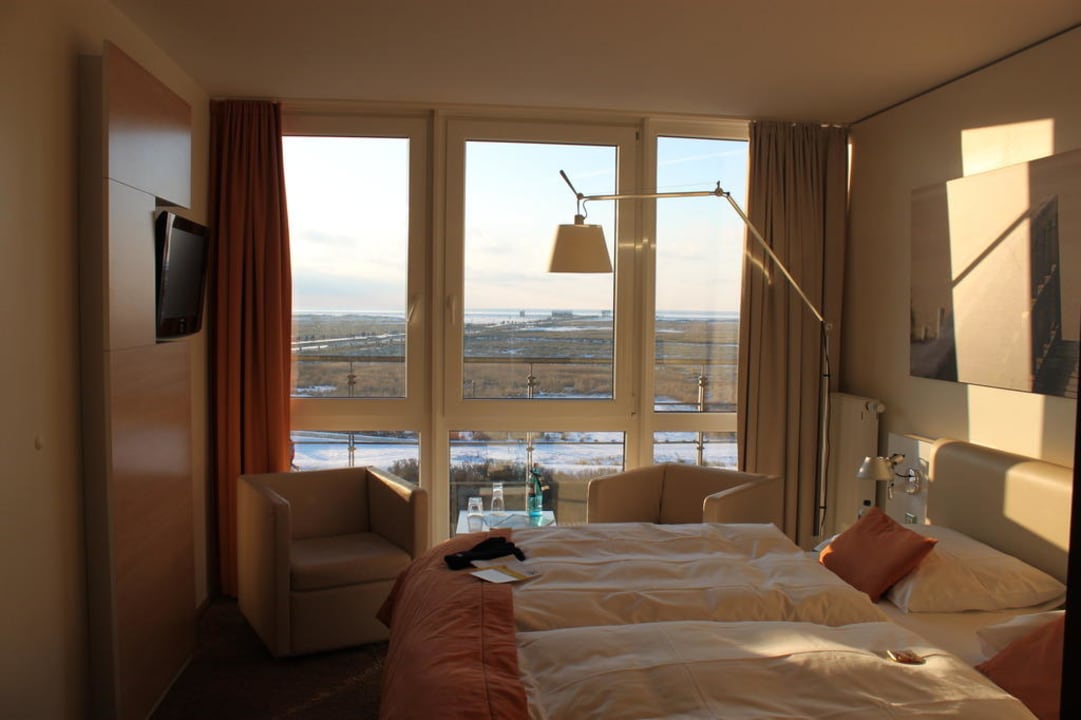 Blick vom Zimmer auf die Pfahlbauten und die Nords Strandgut Resort