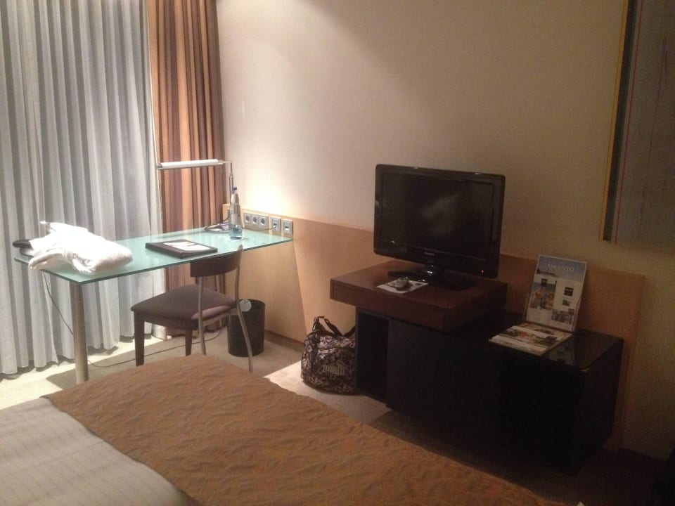 TV und Schreibtisch Hotel Dorint an der Messe Köln
