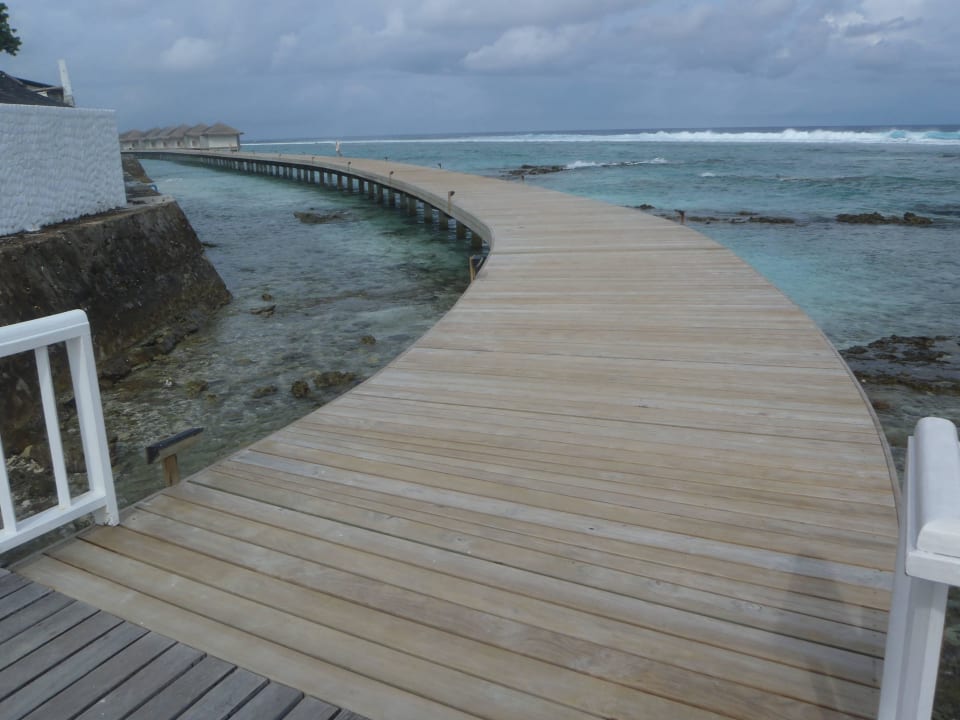Weg zu den Overwaterbungalows Cinnamon Dhonveli Maldives