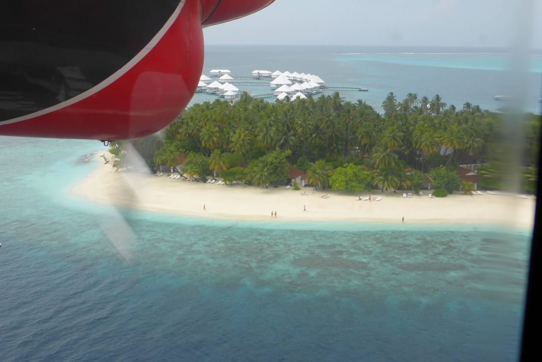 Anflug über Thudufushi Diamonds Thudufushi