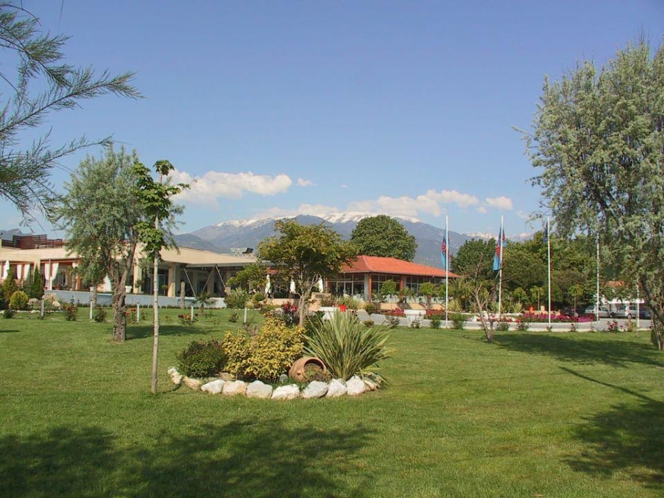 Eingang zum Hotel mit Blick auf das Olymp-Massiv alltoura Club Hotel Poseidon Palace