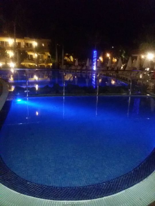 Bei Nacht R2 BUGANVILLA Hotel & Spa