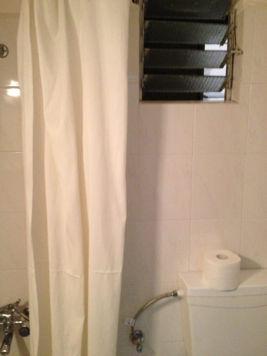 Lüftungsschacht gibt Einblicke ins Nachbarbad Matala Bay Hotel & Apartments