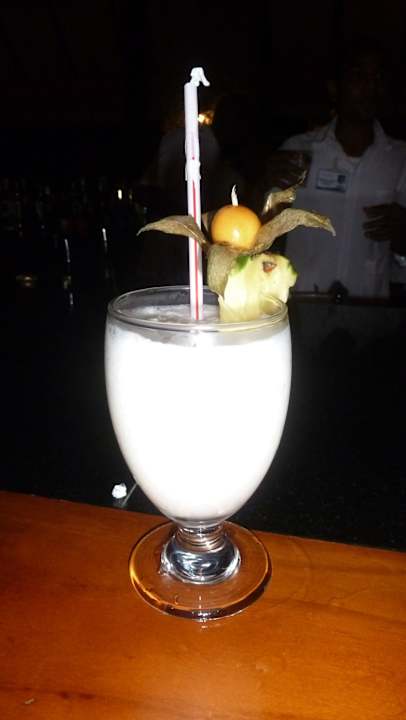 Pina Colada an der Lobbybar Decameron Baru