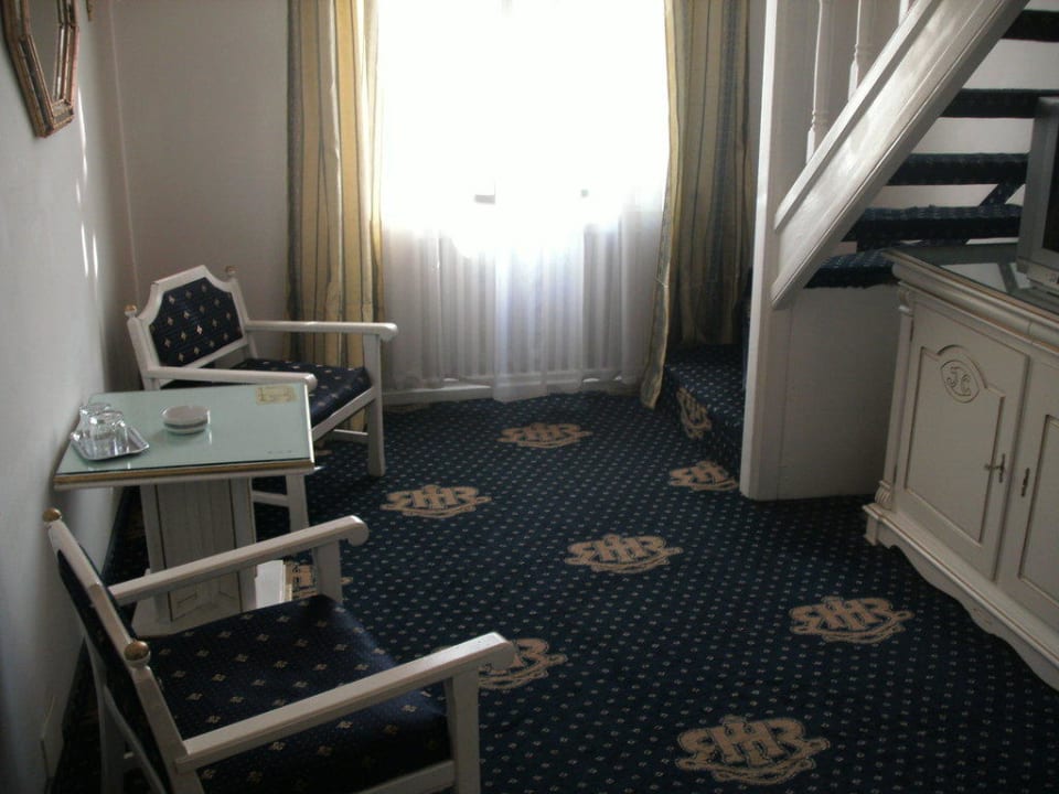 Garsoniera, unten Hotel Imparatul Romanilor