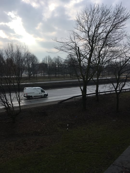 Autobahn direkt nebenan Leonardo Hotel Hamburg Elbbrücken